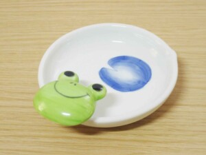 かえる　お玉たて